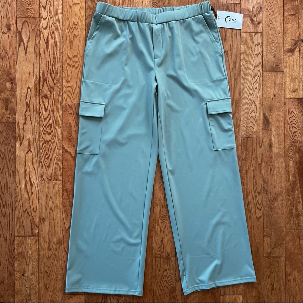 Zyia NWT size Large Celadon Presidio Peak Cargo Pants